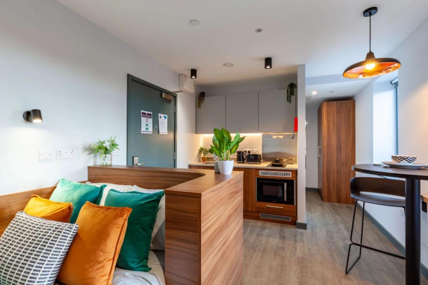 Students Only Straits Egham - 40 mins to Waterloo - Direct Bus to Heathrow