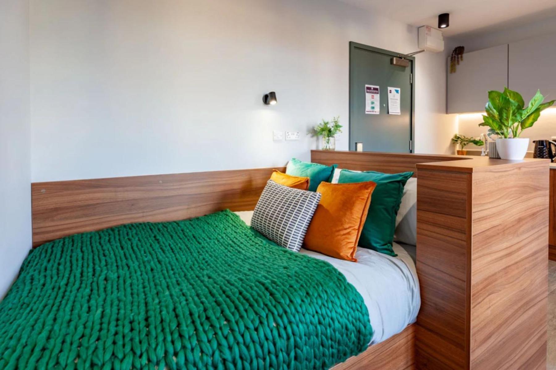 Students Only Straits Egham - 40 mins to Waterloo - Direct Bus to Heathrow