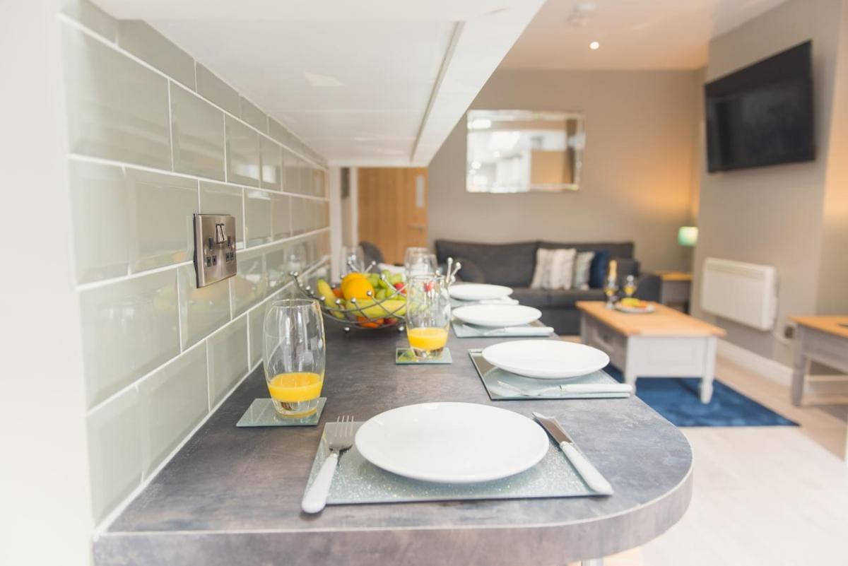 LYNNTON HOUSE Stunning 6 bed Town Centre House ALL with En-Suites Prime Location Tamworth