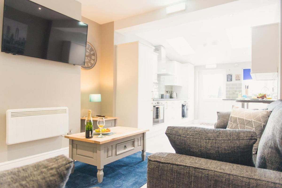 LYNNTON HOUSE Stunning 6 bed Town Centre House ALL with En-Suites Prime Location Tamworth
