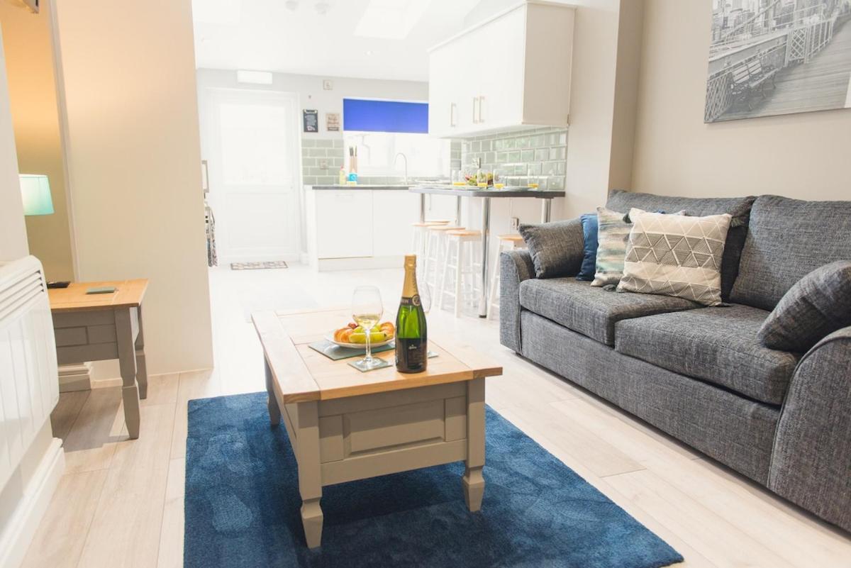 LYNNTON HOUSE Stunning 6 bed Town Centre House ALL with En-Suites Prime Location Tamworth