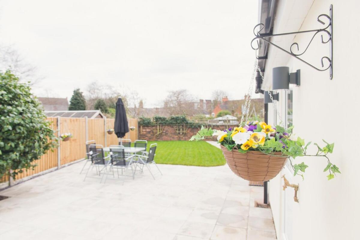 LYNNTON HOUSE Stunning 6 bed Town Centre House ALL with En-Suites Prime Location Tamworth