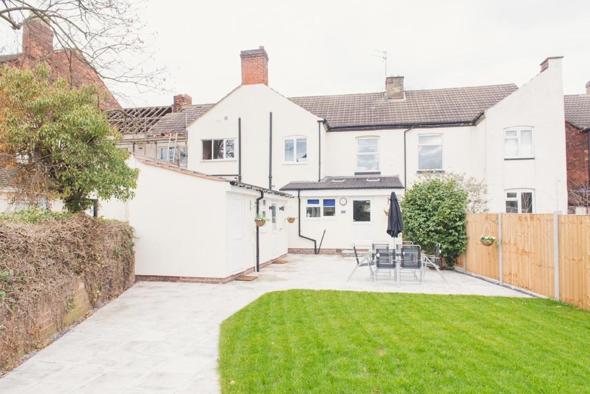 LYNNTON HOUSE Stunning 6 bed Town Centre House ALL with En-Suites Prime Location Tamworth