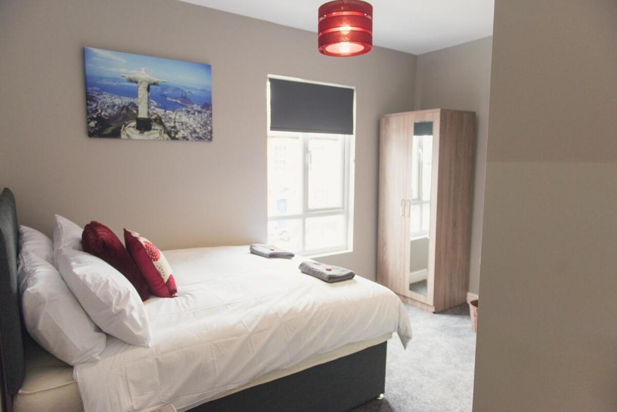 LYNNTON HOUSE Stunning 6 bed Town Centre House ALL with En-Suites Prime Location Tamworth