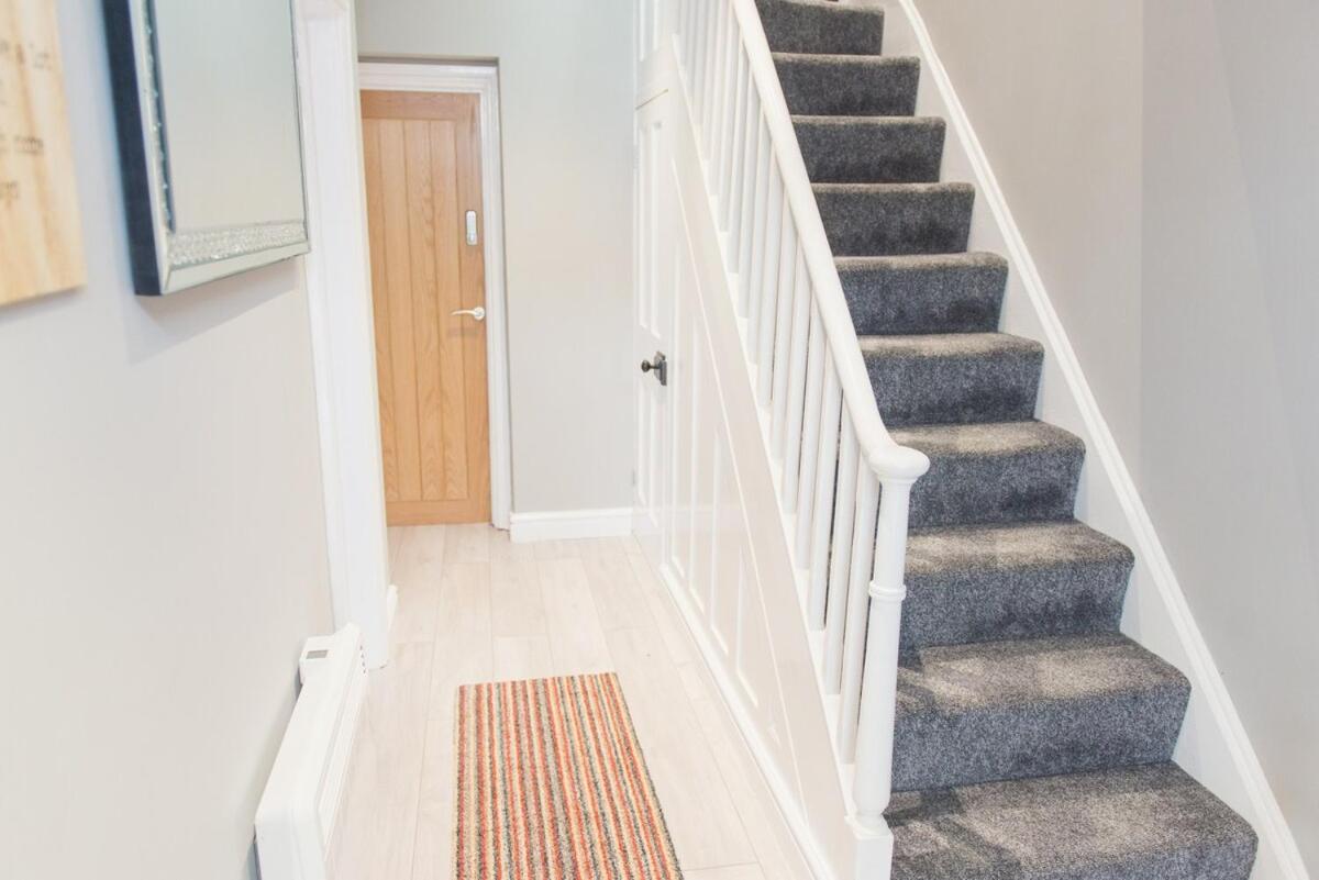LYNNTON HOUSE Stunning 6 bed Town Centre House ALL with En-Suites Prime Location Tamworth
