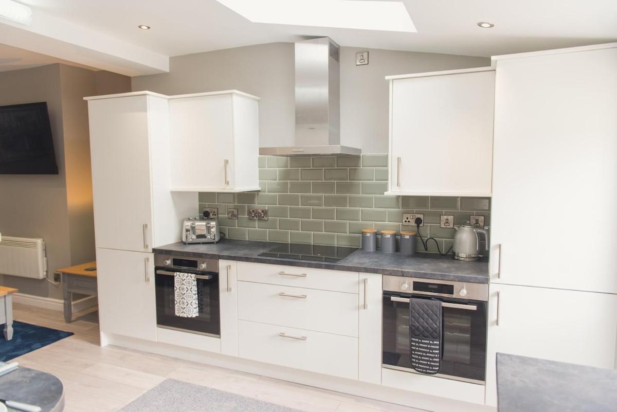 LYNNTON HOUSE Stunning 6 bed Town Centre House ALL with En-Suites Prime Location Tamworth