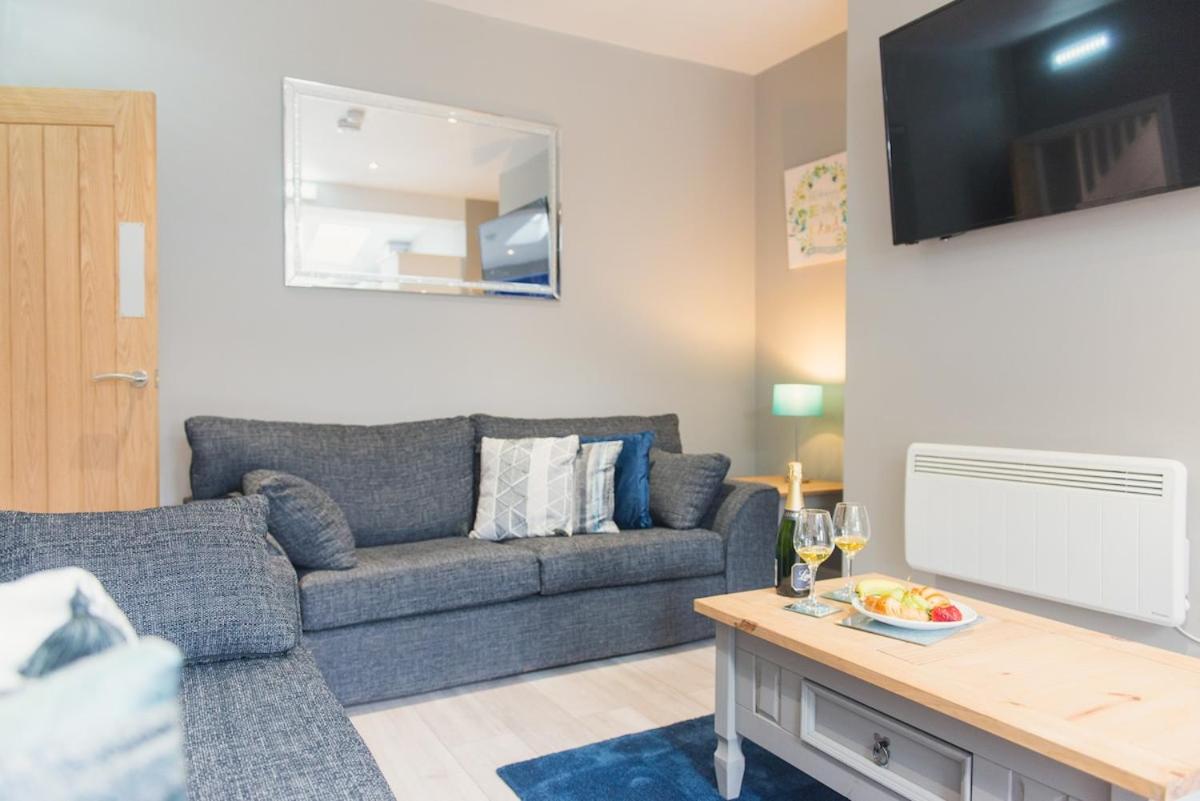 LYNNTON HOUSE Stunning 6 bed Town Centre House ALL with En-Suites Prime Location Tamworth