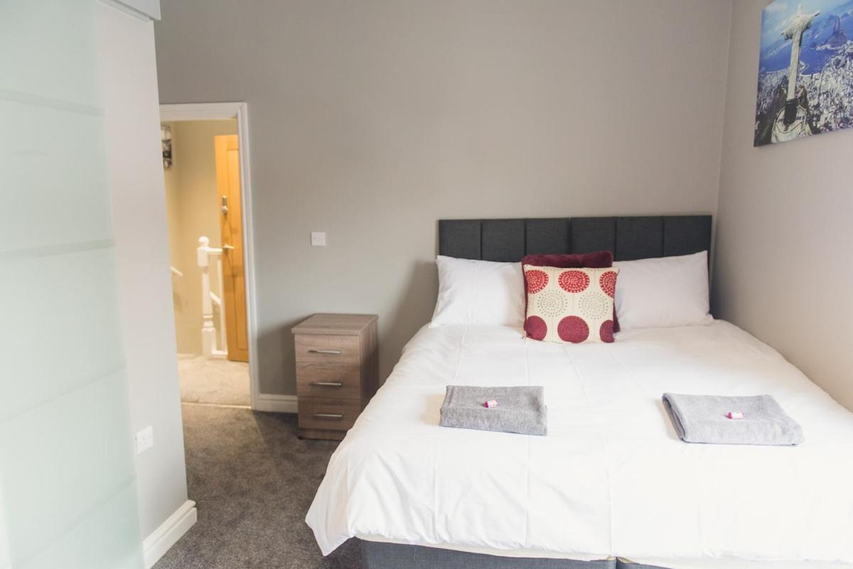 LYNNTON HOUSE Stunning 6 bed Town Centre House ALL with En-Suites Prime Location Tamworth