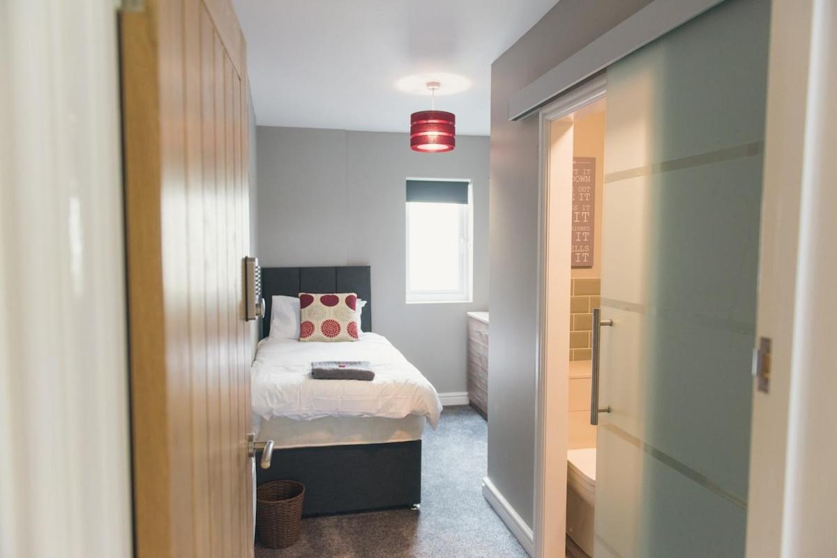 LYNNTON HOUSE Stunning 6 bed Town Centre House ALL with En-Suites Prime Location Tamworth