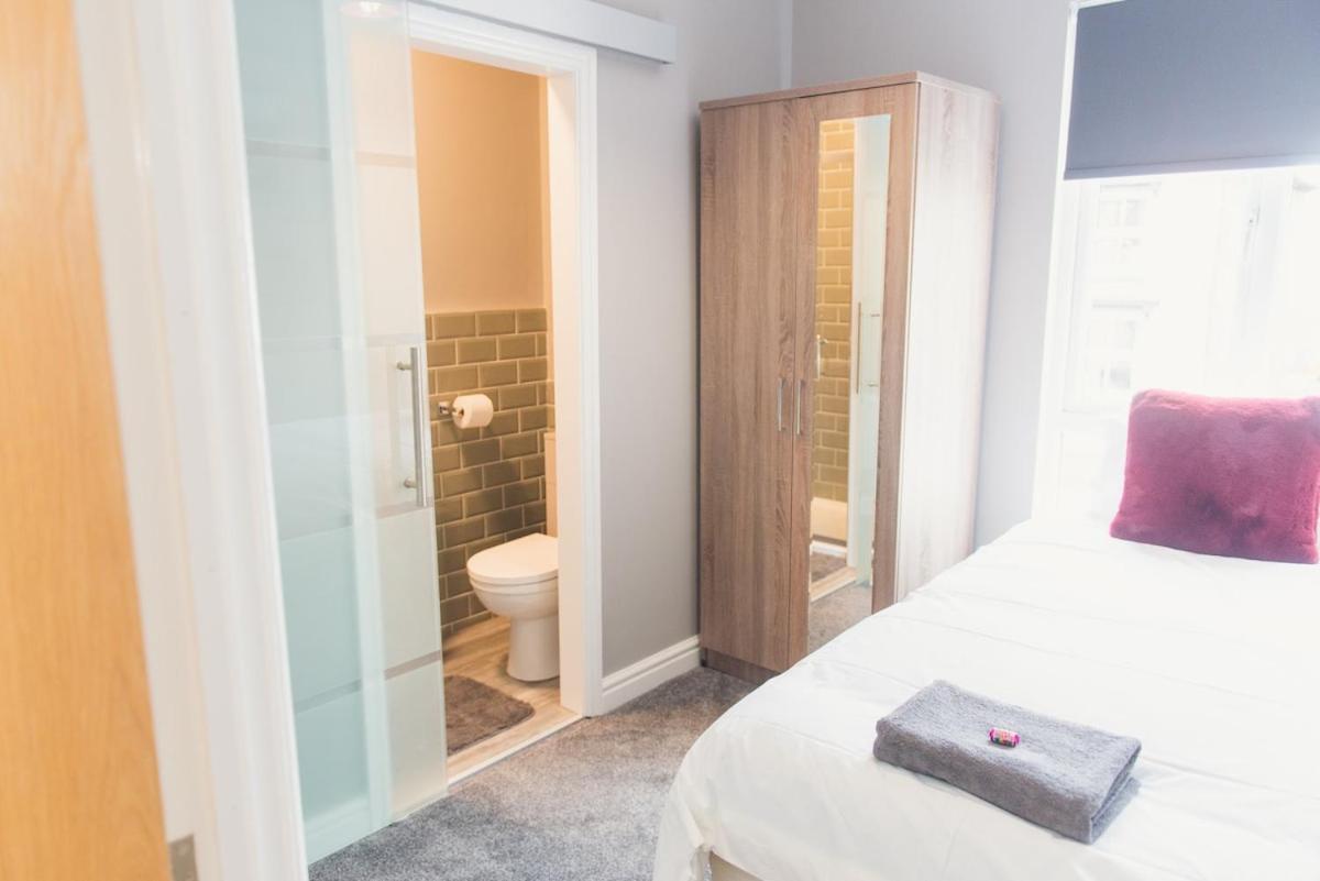 LYNNTON HOUSE Stunning 6 bed Town Centre House ALL with En-Suites Prime Location Tamworth