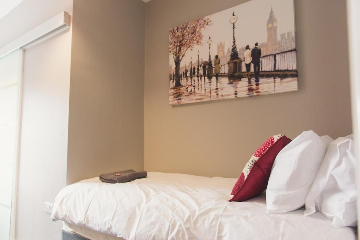 LYNNTON HOUSE Stunning 6 bed Town Centre House ALL with En-Suites Prime Location Tamworth
