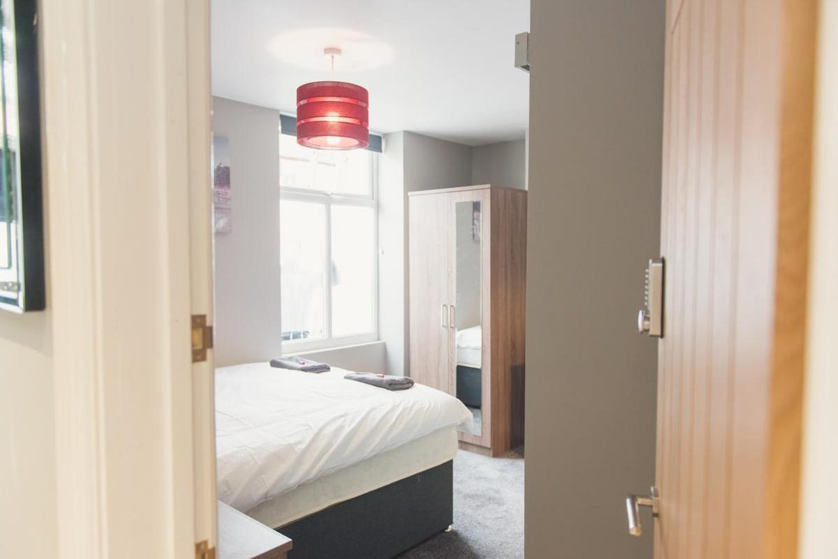 LYNNTON HOUSE Stunning 6 bed Town Centre House ALL with En-Suites Prime Location Tamworth