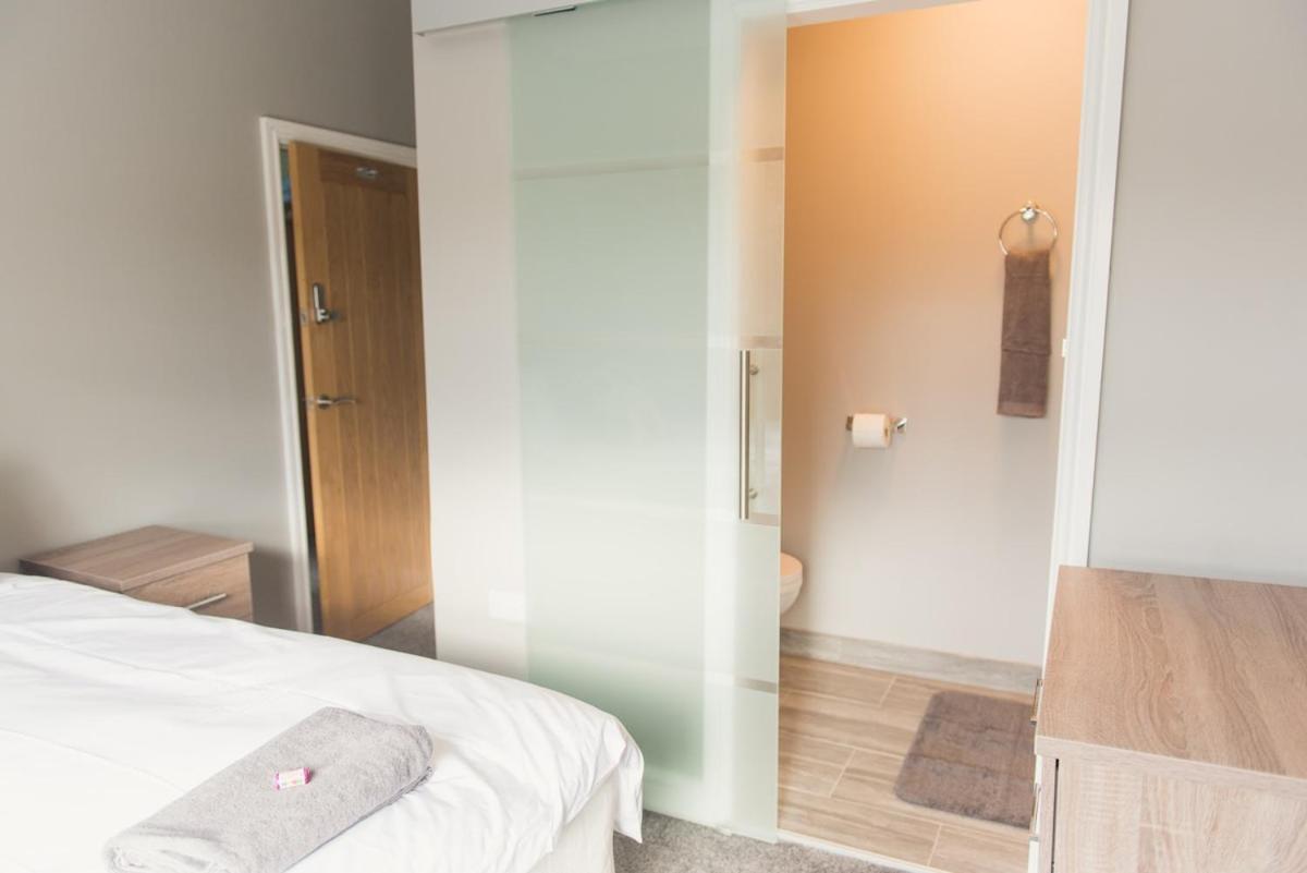 LYNNTON HOUSE Stunning 6 bed Town Centre House ALL with En-Suites Prime Location Tamworth