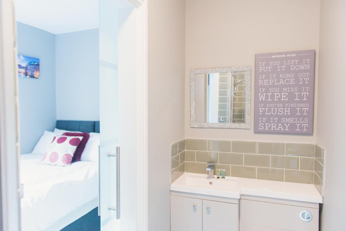 LYNNTON HOUSE Stunning 6 bed Town Centre House ALL with En-Suites Prime Location Tamworth
