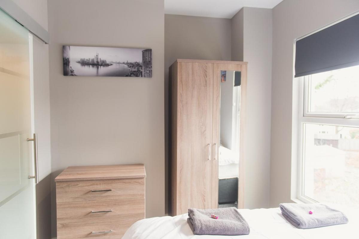 LYNNTON HOUSE Stunning 6 bed Town Centre House ALL with En-Suites Prime Location Tamworth