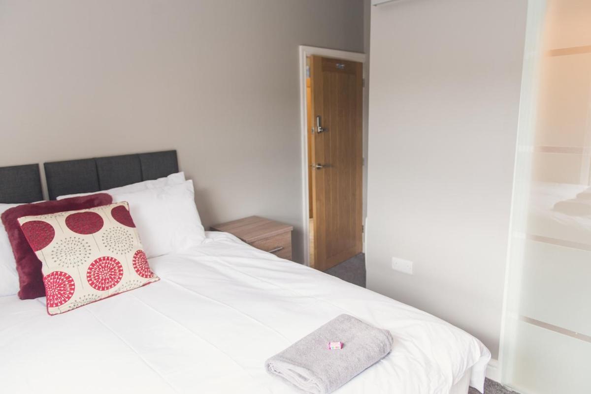 LYNNTON HOUSE Stunning 6 bed Town Centre House ALL with En-Suites Prime Location Tamworth