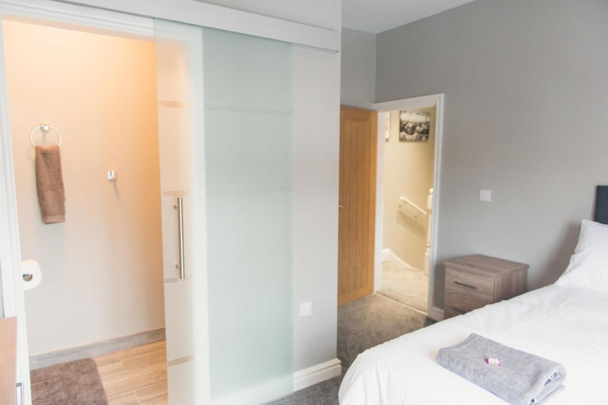 LYNNTON HOUSE Stunning 6 bed Town Centre House ALL with En-Suites Prime Location Tamworth