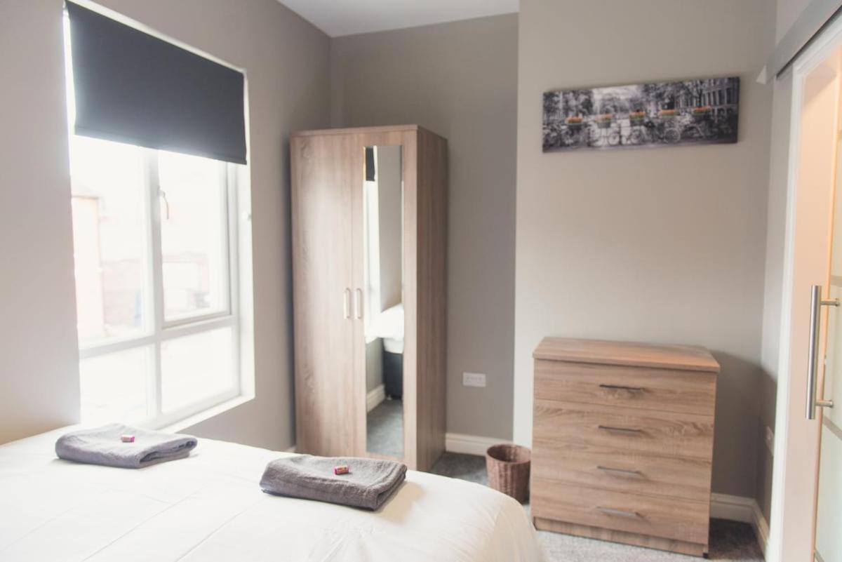 LYNNTON HOUSE Stunning 6 bed Town Centre House ALL with En-Suites Prime Location Tamworth