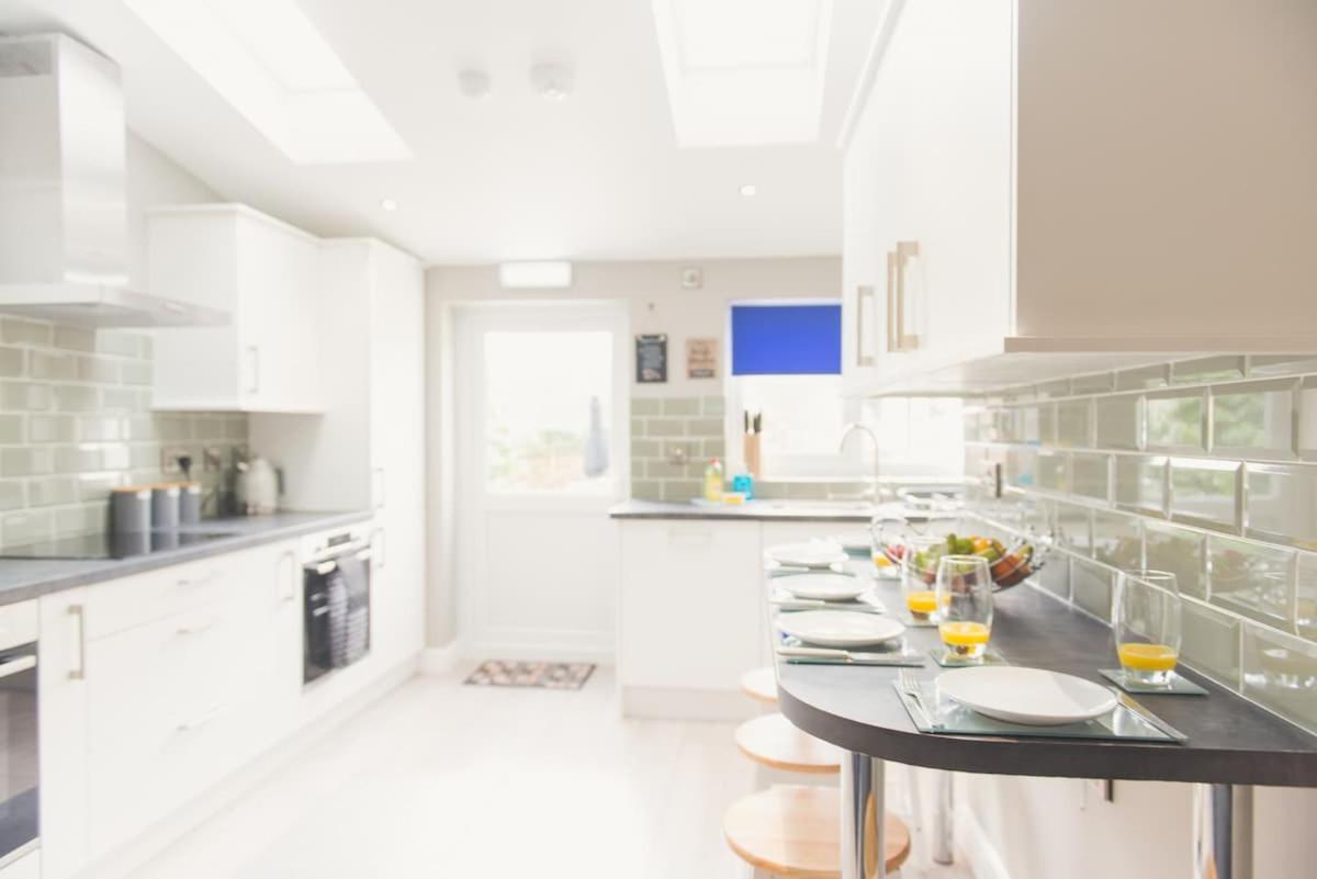 LYNNTON HOUSE Stunning 6 bed Town Centre House ALL with En-Suites Prime Location Tamworth