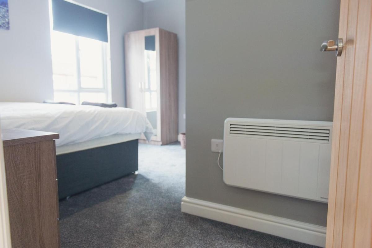 LYNNTON HOUSE Stunning 6 bed Town Centre House ALL with En-Suites Prime Location Tamworth