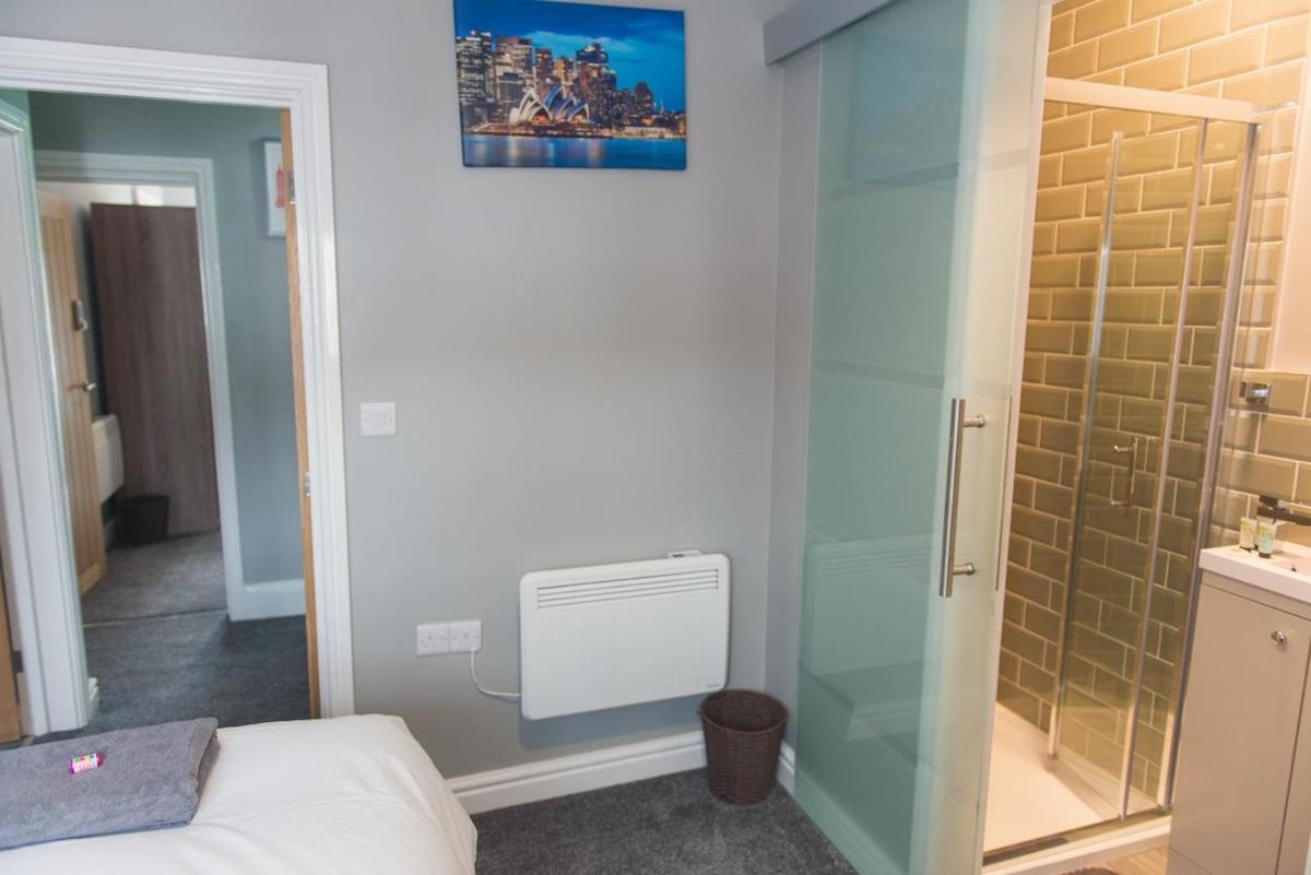 LYNNTON HOUSE Stunning 6 bed Town Centre House ALL with En-Suites Prime Location Tamworth