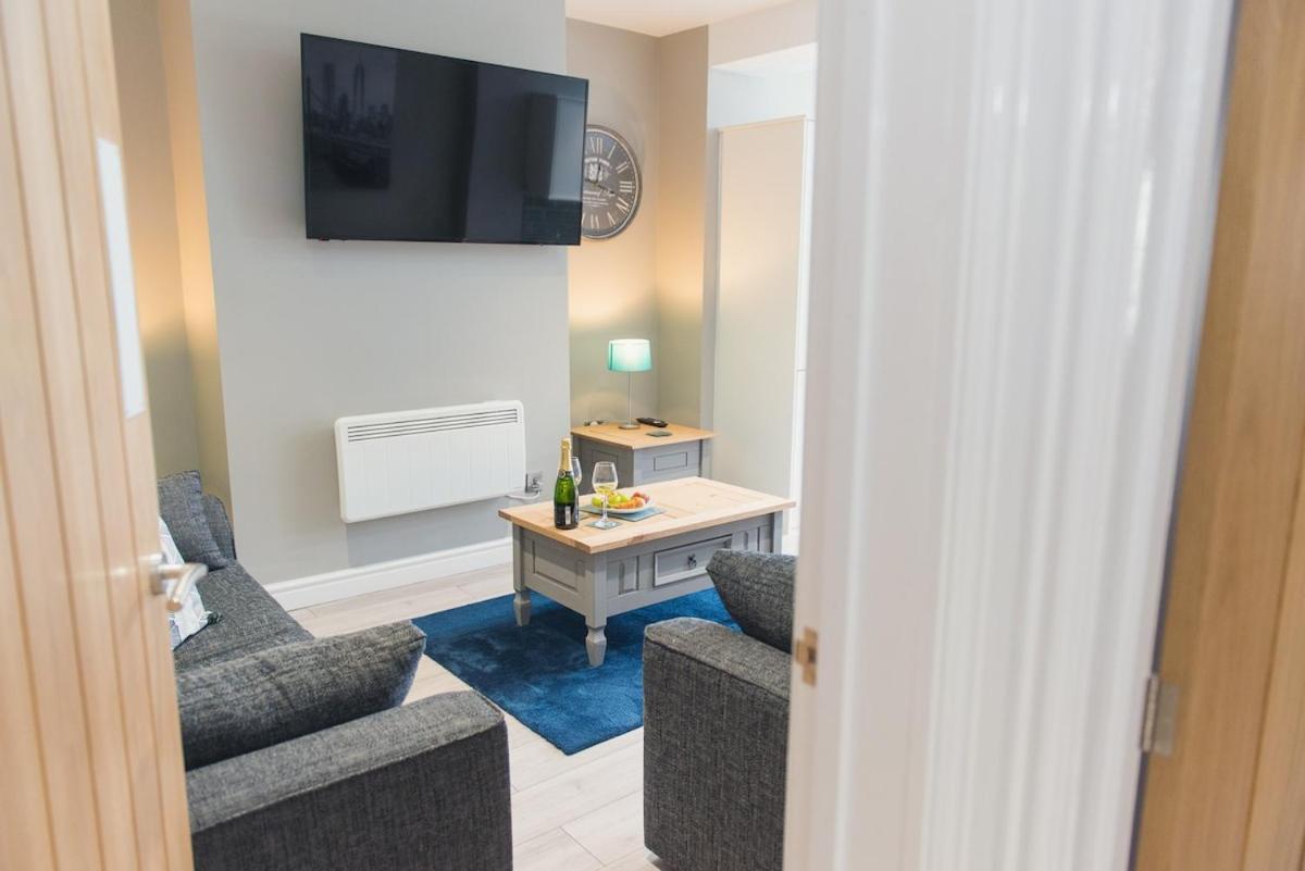 LYNNTON HOUSE Stunning 6 bed Town Centre House ALL with En-Suites Prime Location Tamworth