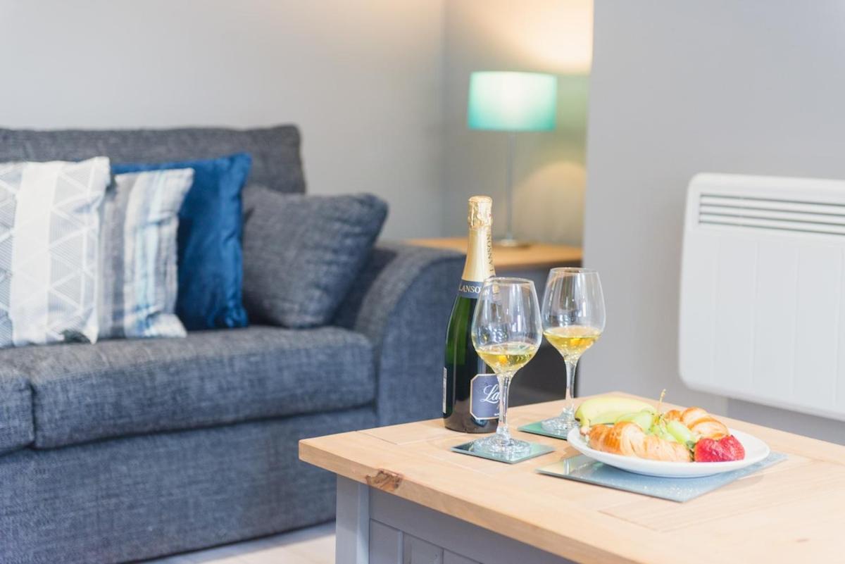 LYNNTON HOUSE Stunning 6 bed Town Centre House ALL with En-Suites Prime Location Tamworth