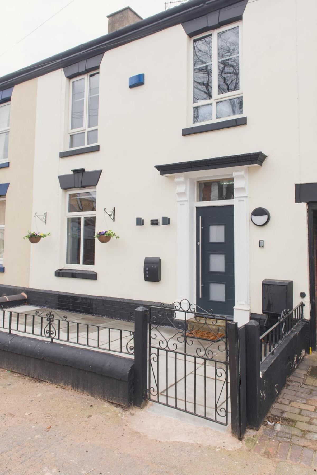 LYNNTON HOUSE Stunning 6 bed Town Centre House ALL with En-Suites Prime Location Tamworth