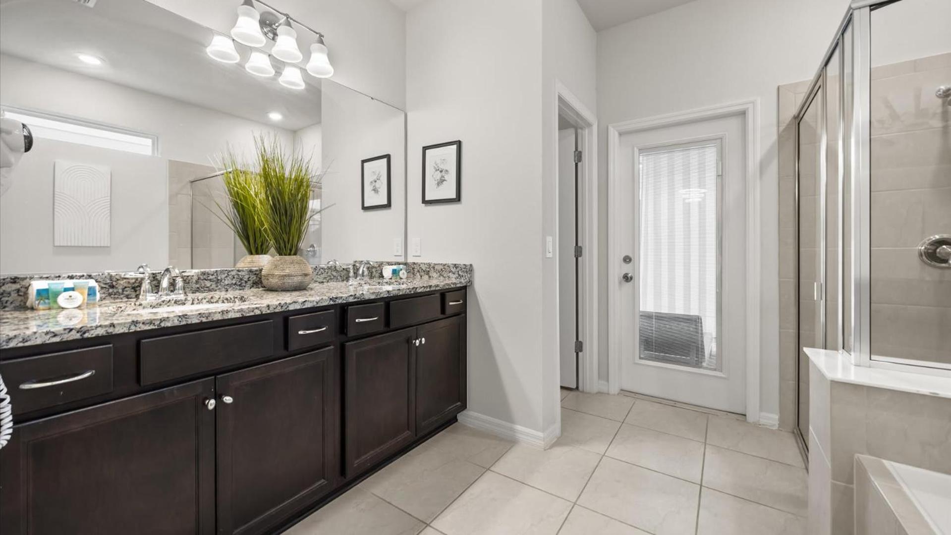 Newly Renovated Home w Pool Hot Tub & Games Room