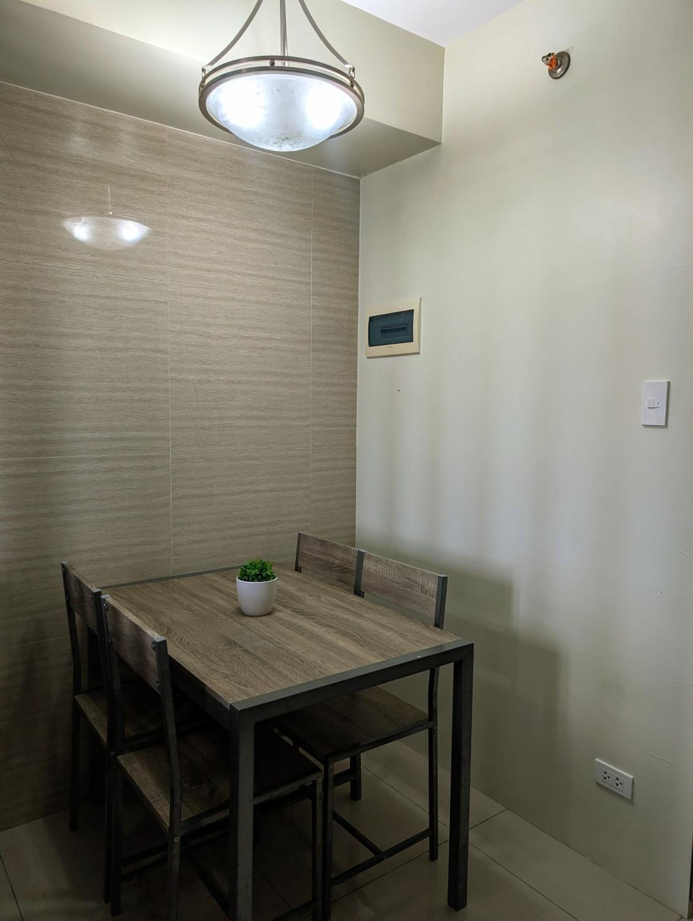 30T1 Chic Corners by Leo, Studio Unit, Horizons 101