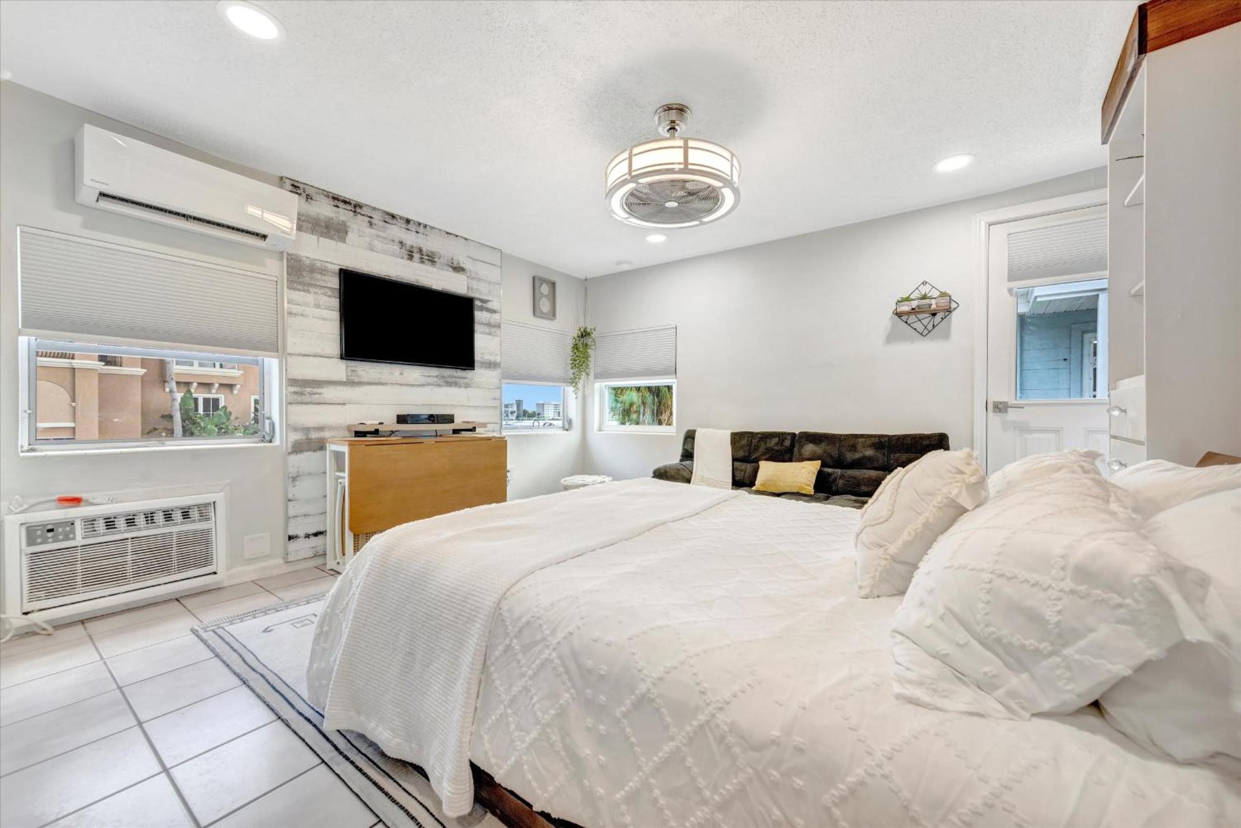 Waterfront Corner Suite Heated Pool Near Beach