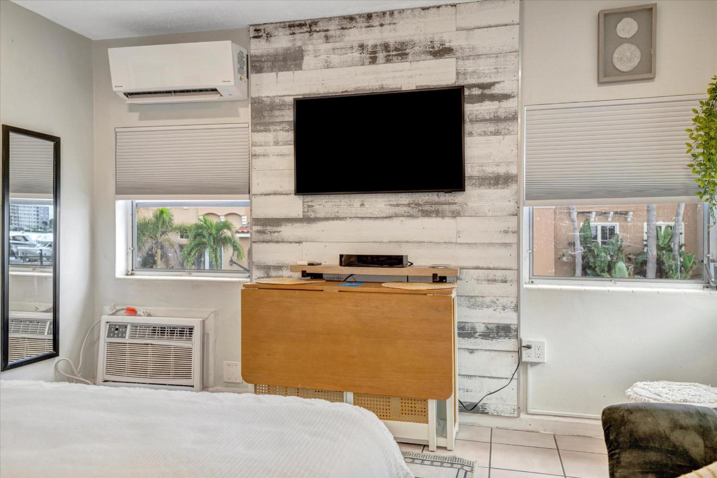 Waterfront Corner Suite Heated Pool Near Beach