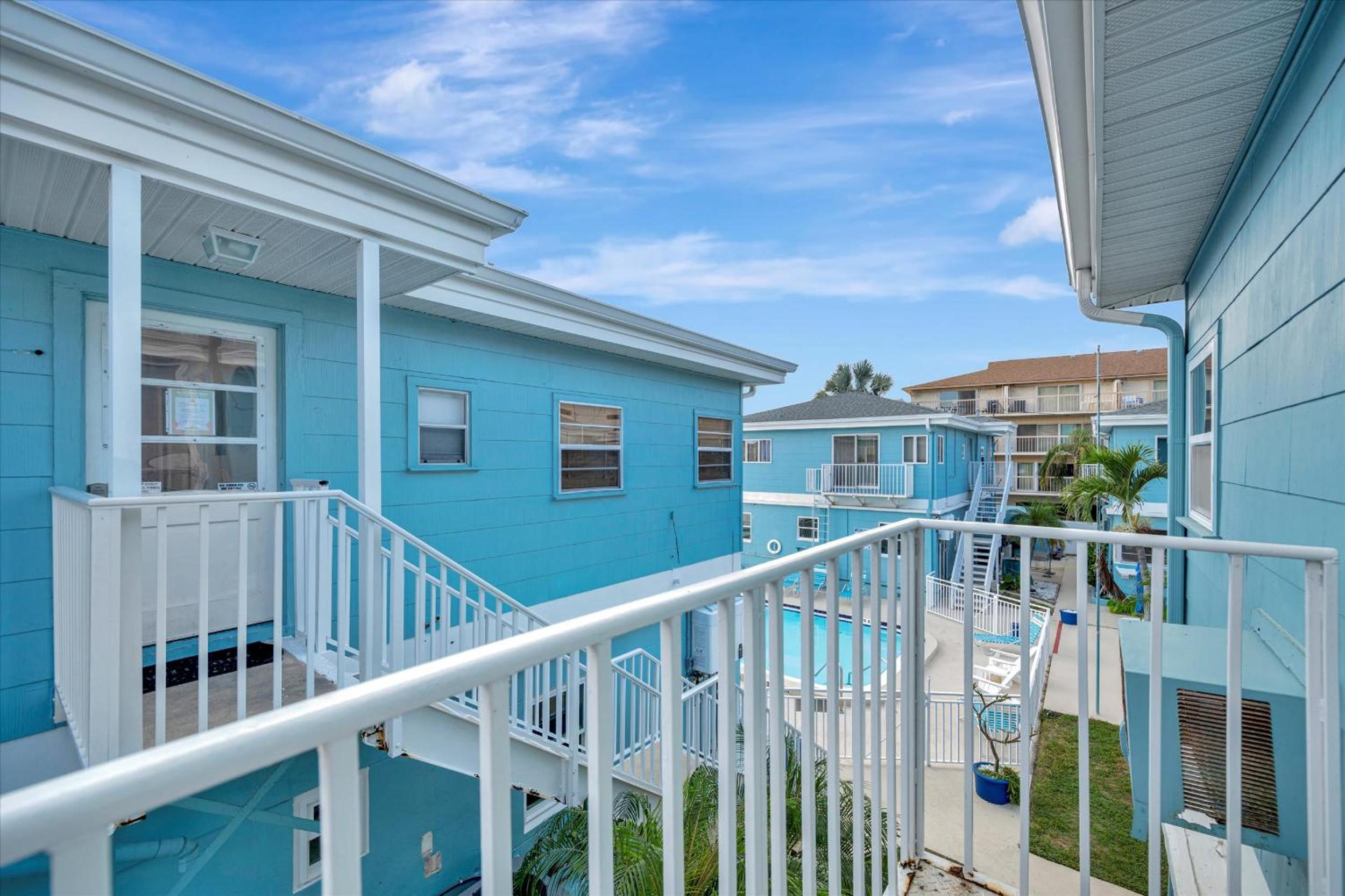 Waterfront Corner Suite Heated Pool Near Beach