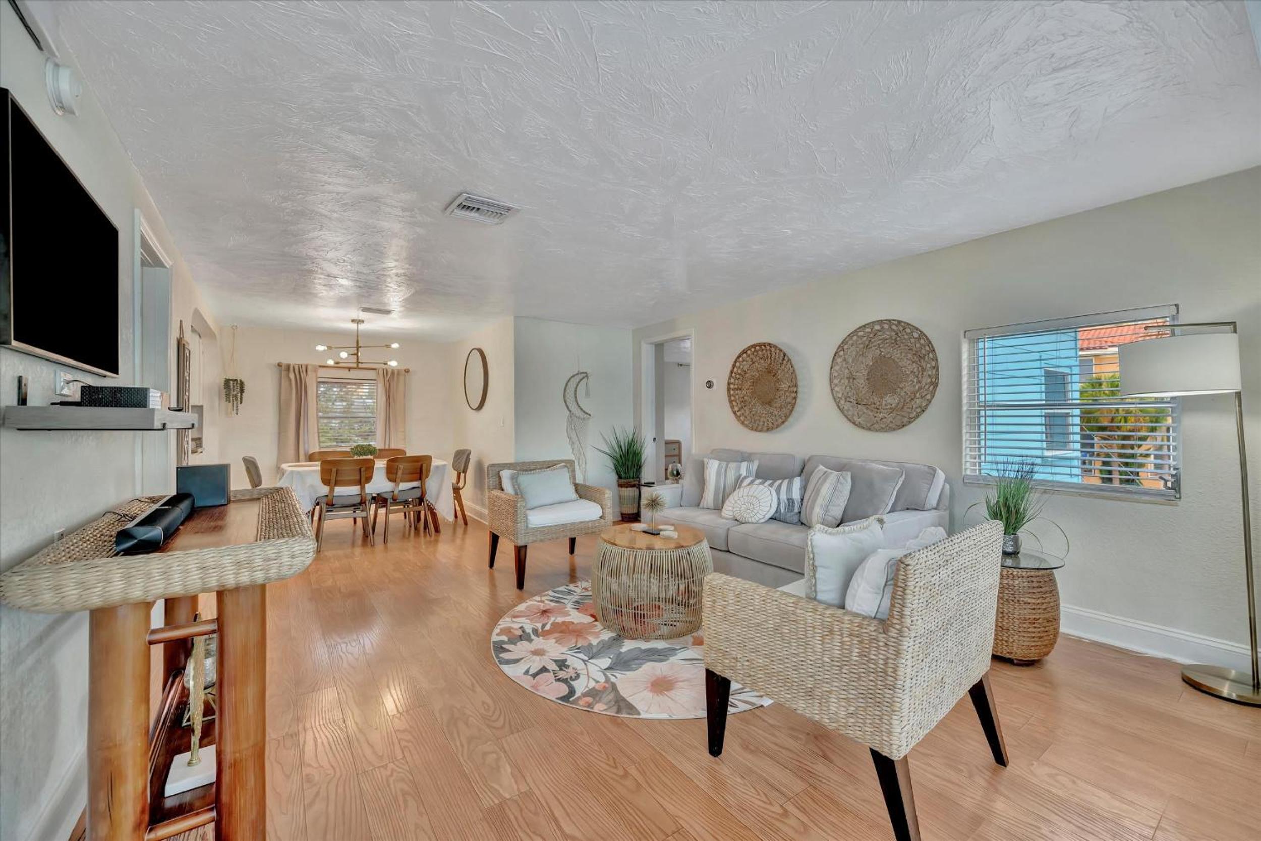Watch the dolphins Waterview 2-bed Heated pool