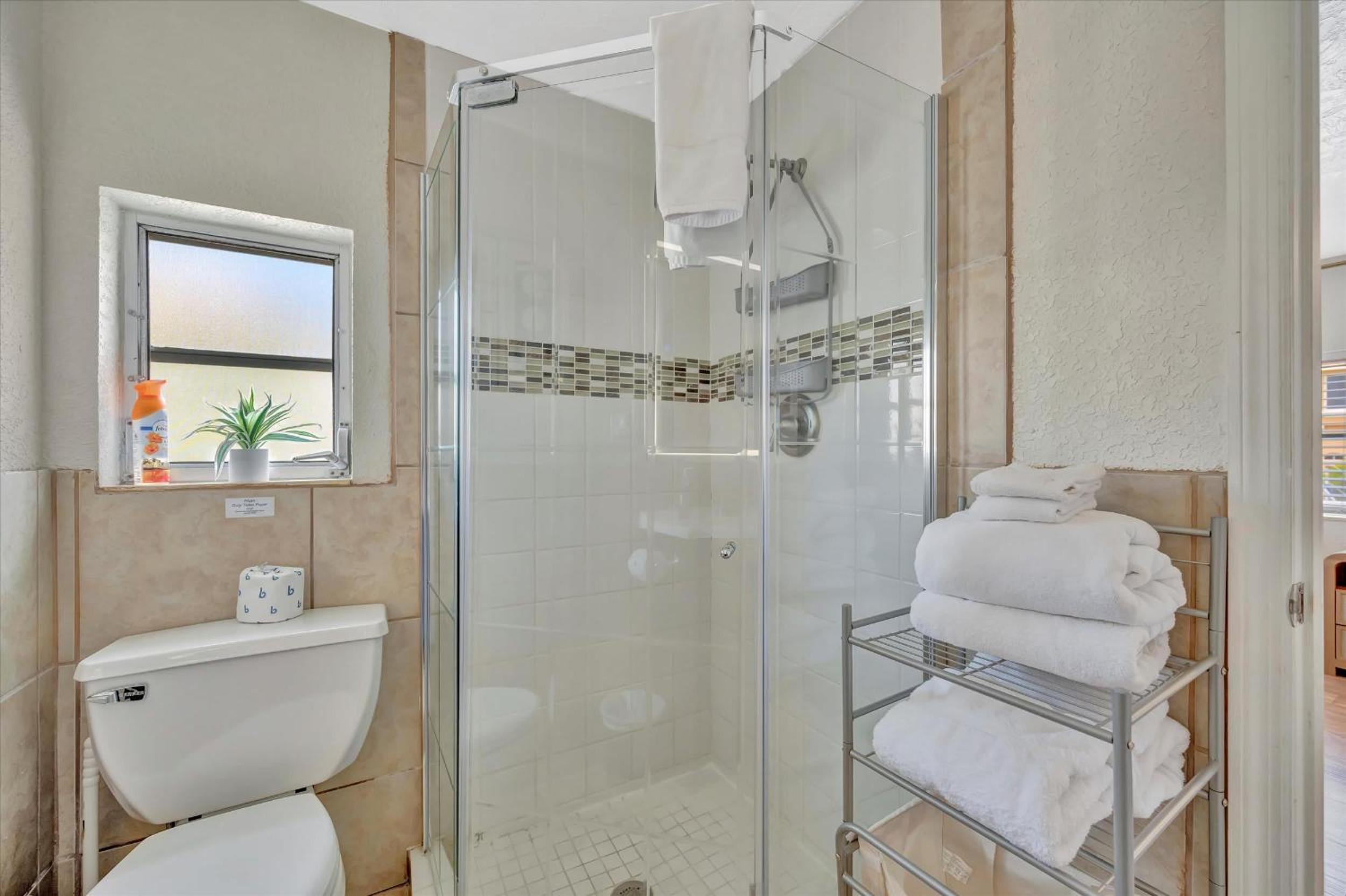 Watch the dolphins Waterview 2-bed Heated pool