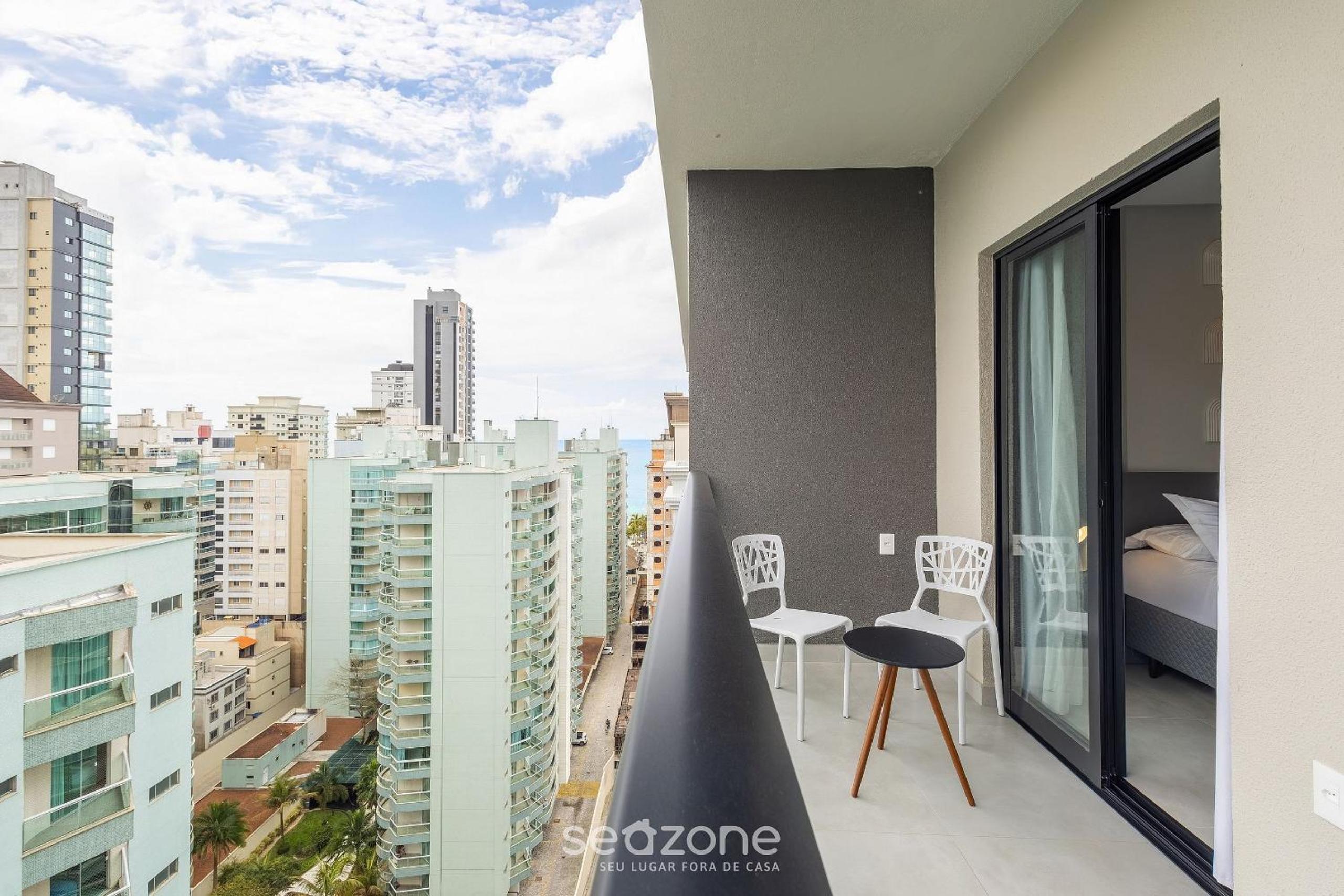Your exclusive stay just steps from the sea in Meia Praia - FFS!