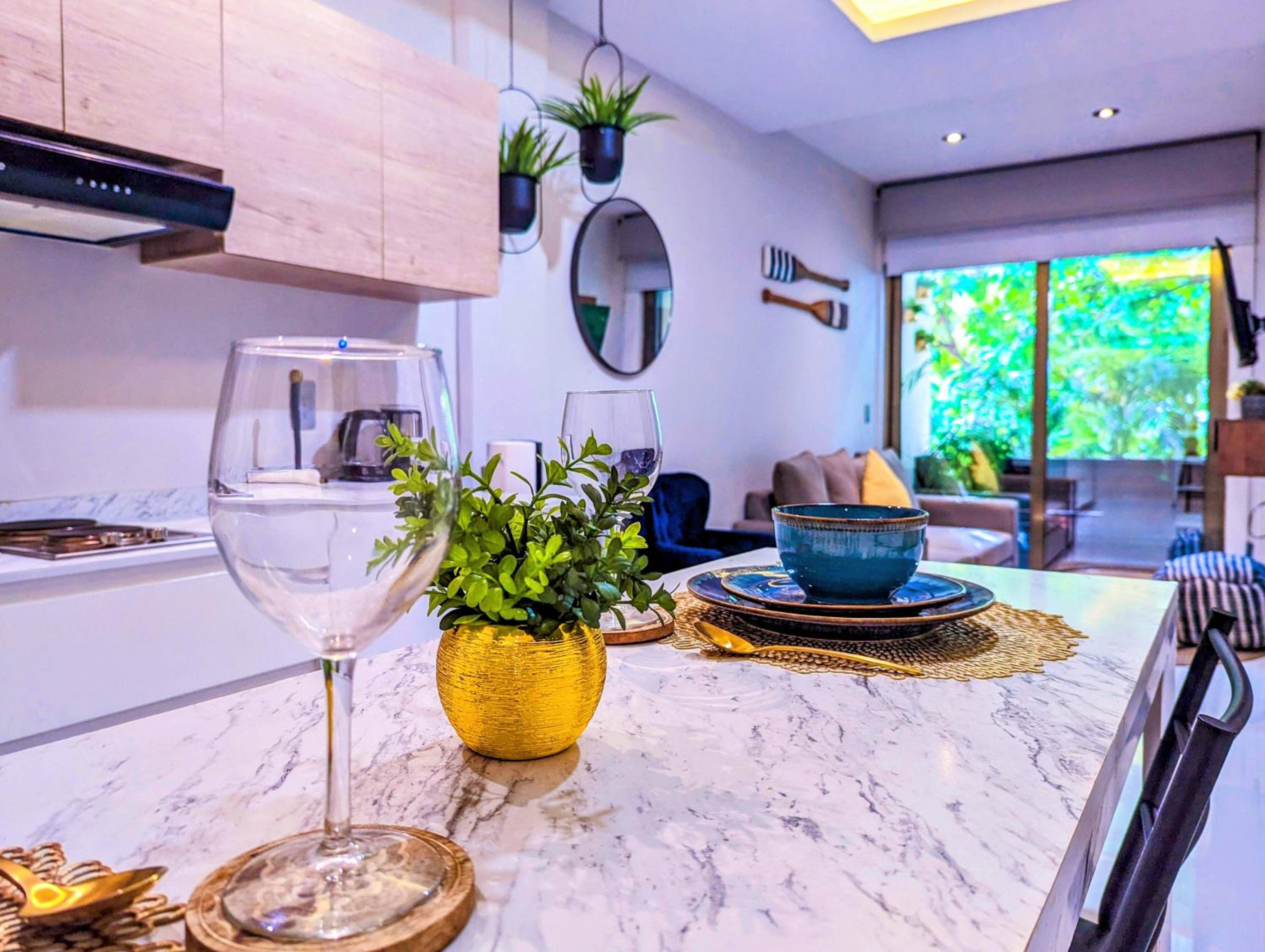 Couples Romantic Retreat 200m to Beach & 5th Ave Patio Fast WiFi AC Great Value UVA11