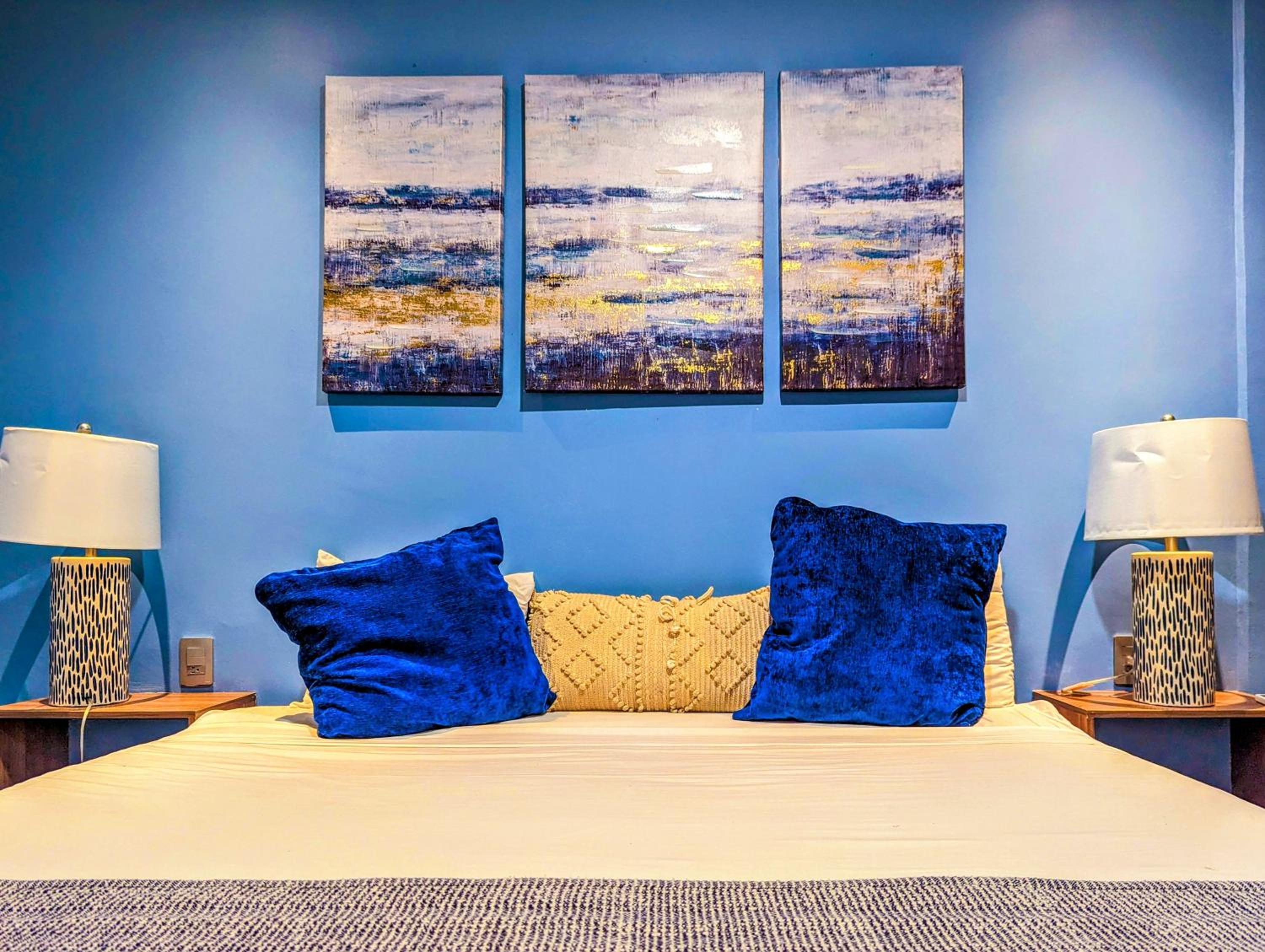 Couples Romantic Retreat 200m to Beach & 5th Ave Patio Fast WiFi AC Great Value UVA11