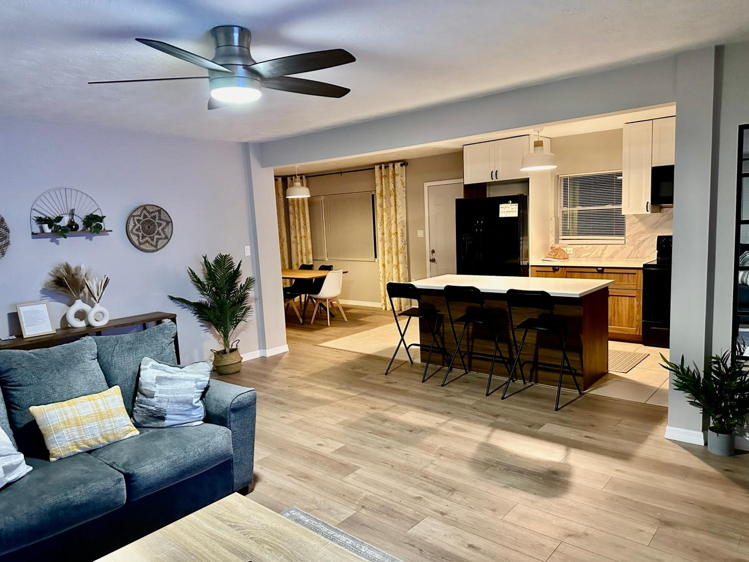 Siesta Beach Getaway - Minutes to Beach, Shops, Dining
