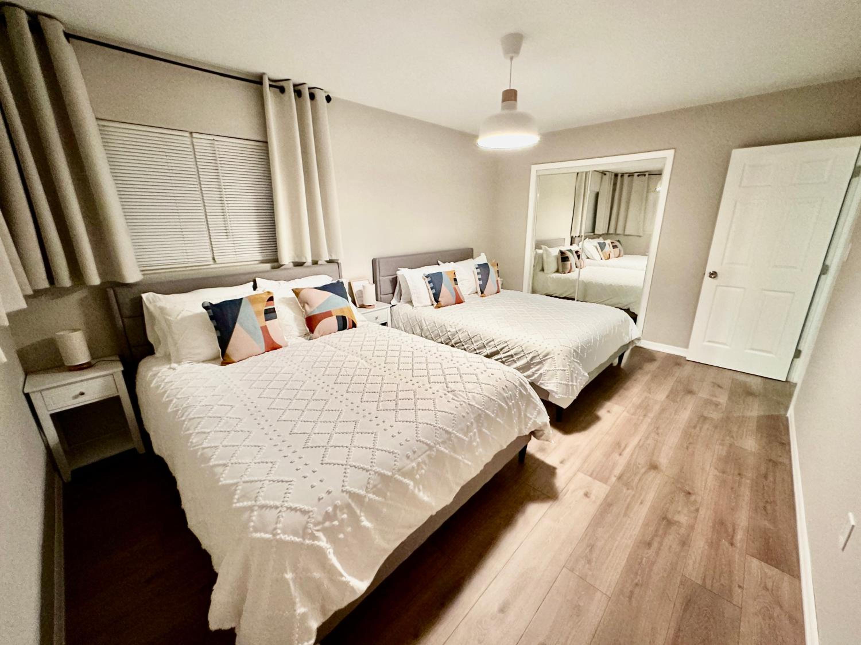 Siesta Beach Getaway - Minutes to Beach, Shops, Dining