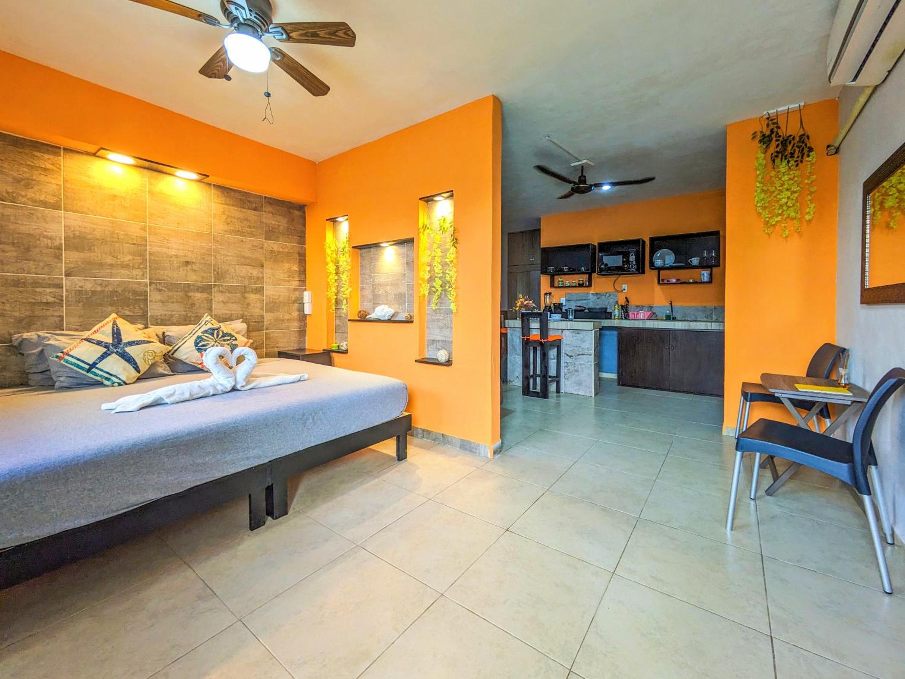 2 Spacious Great Value Units Sleep 8 500m to Beach King Beds Kitchen AC Fast WiFi 1A2A