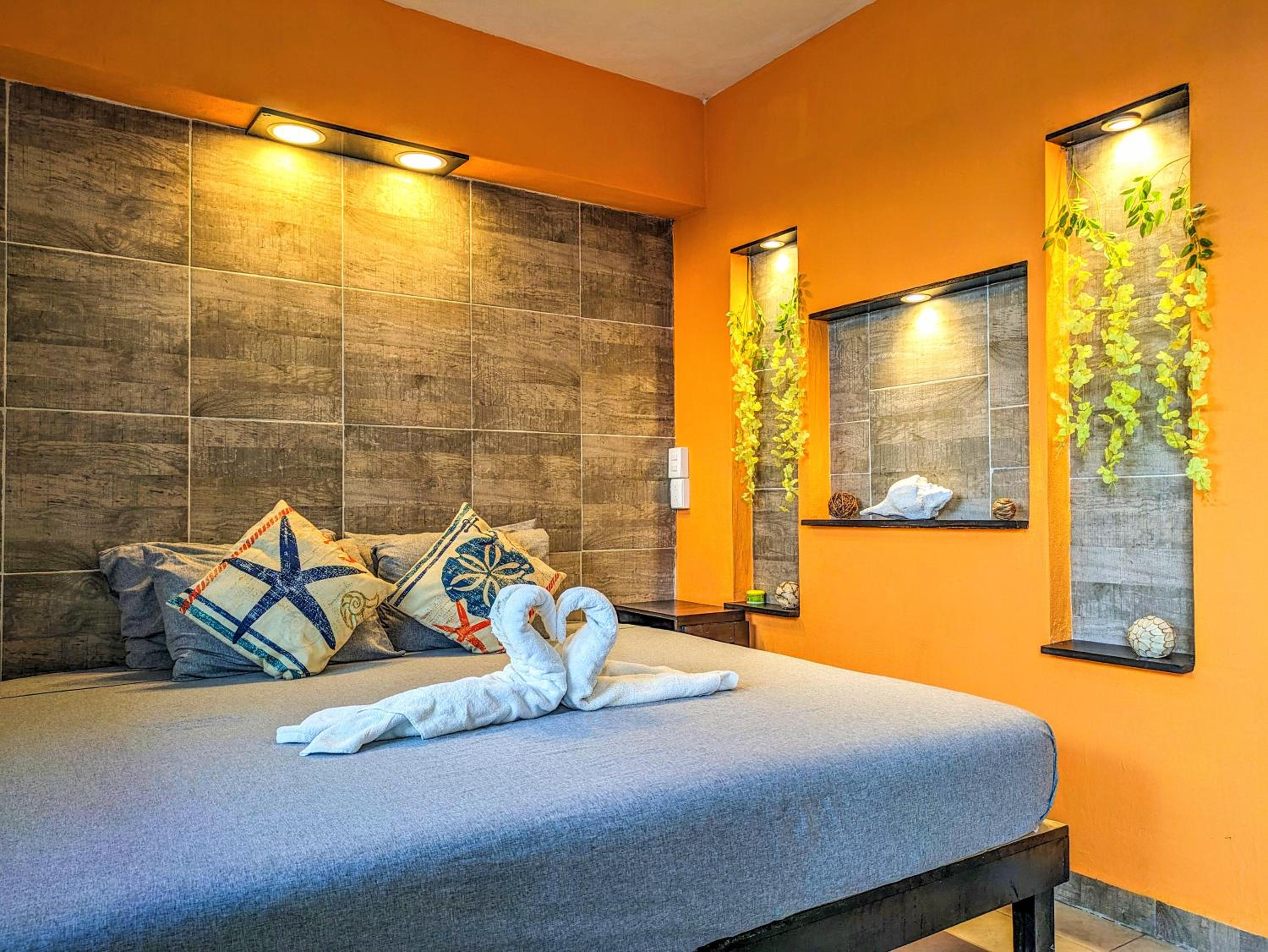 2 Spacious Great Value Units Sleep 8 500m to Beach King Beds Kitchen AC Fast WiFi 1A2A