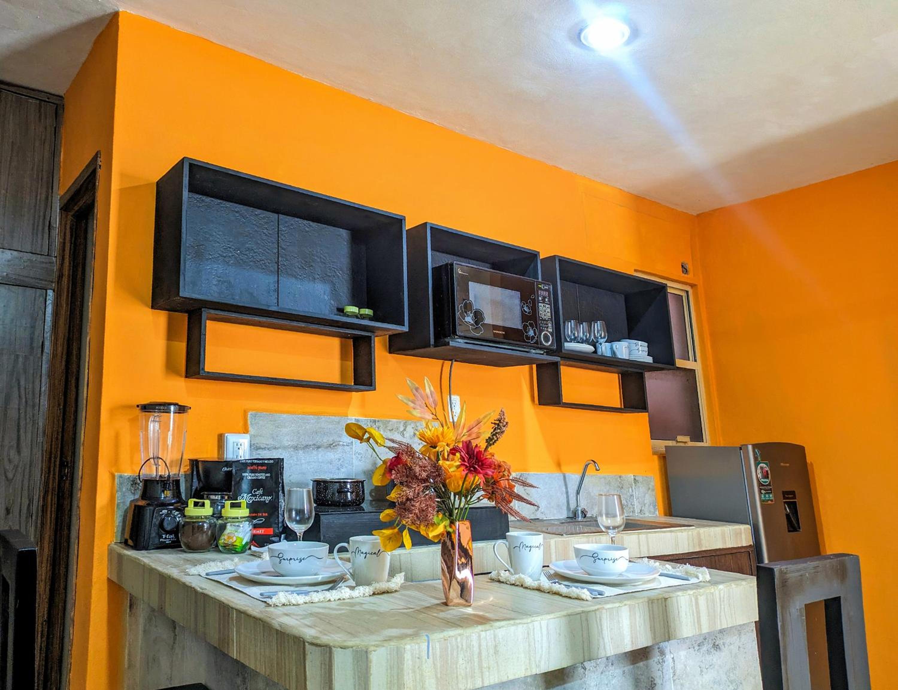 2 Spacious Great Value Units Sleep 8 500m to Beach King Beds Kitchen AC Fast WiFi 1A2A