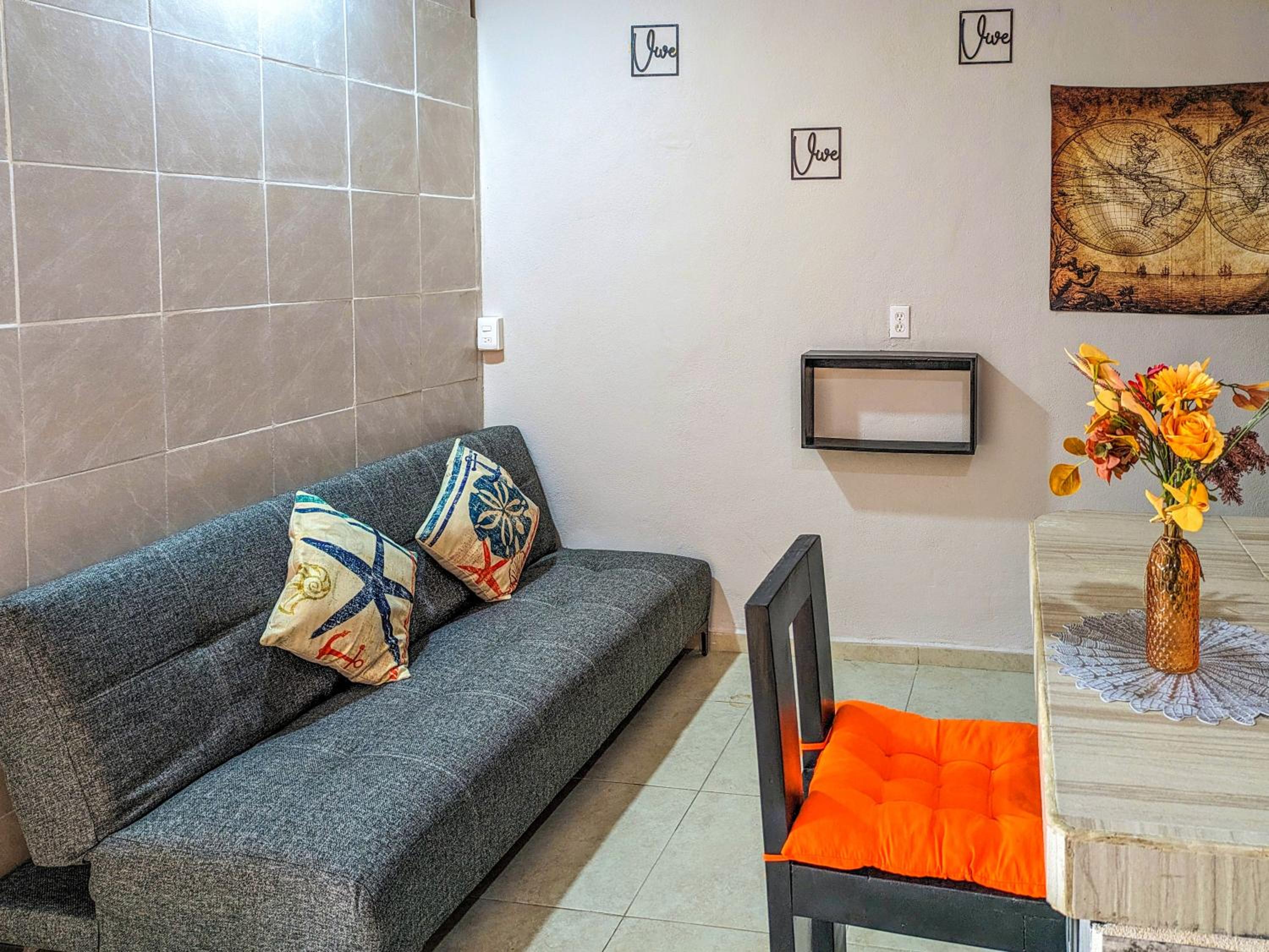 2 Spacious Great Value Units Sleep 8 500m to Beach King Beds Kitchen AC Fast WiFi 1A2A