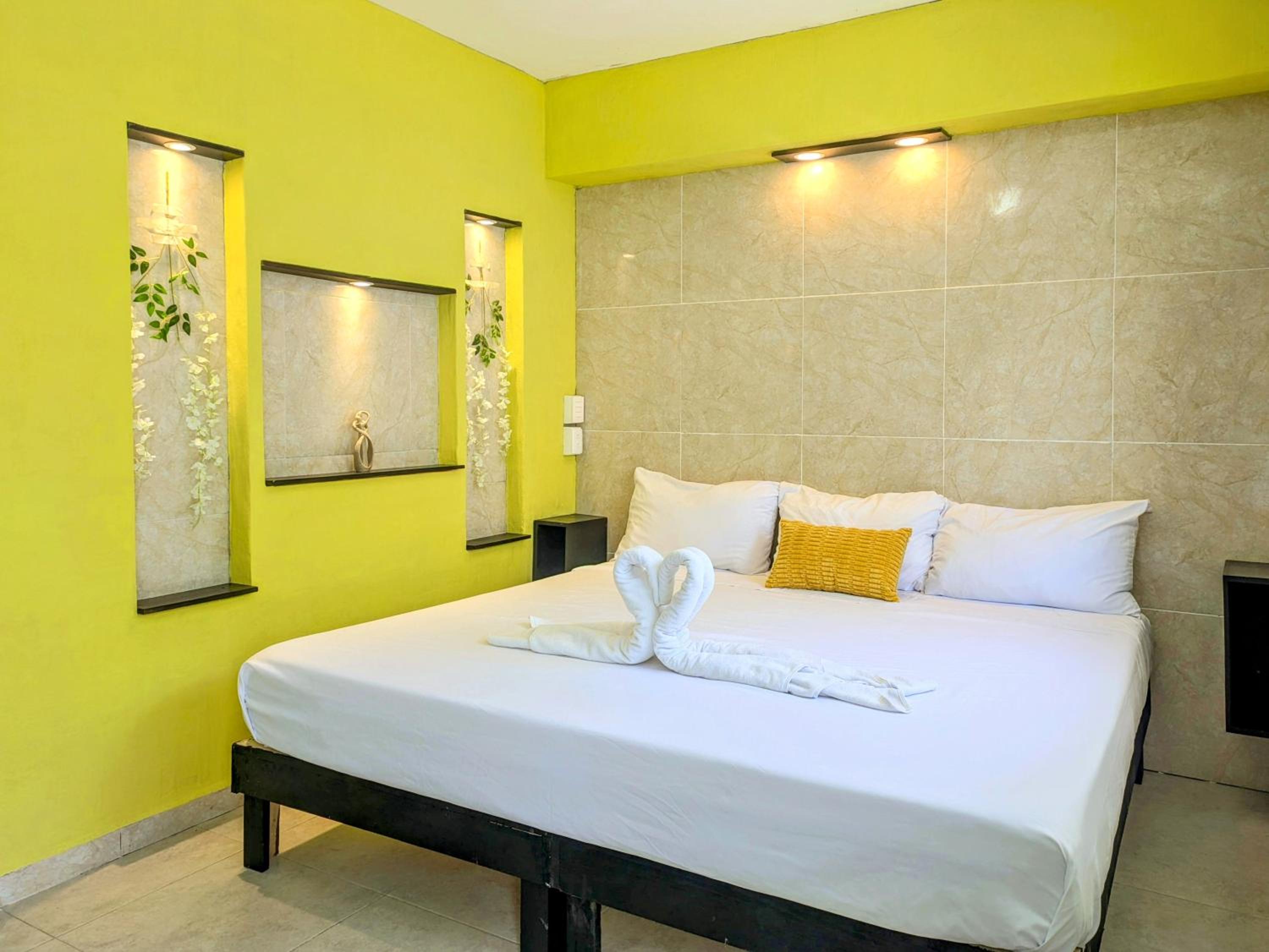 2 Spacious Suites King Beds Sleep 8 500m Kid Friendly Beach Kitchen AC Fast WiFi 3B4B