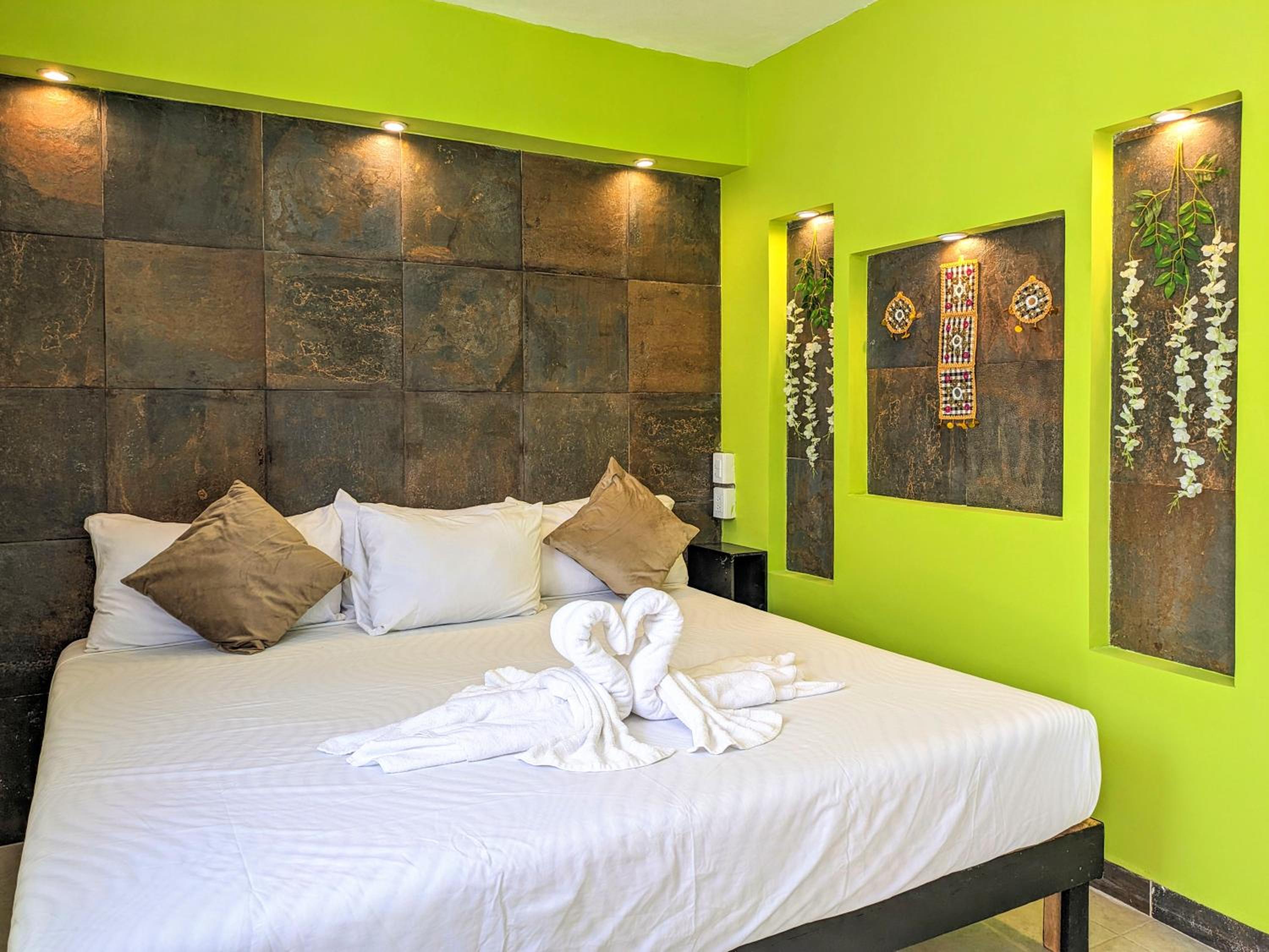 2 Spacious Suites King Beds Sleep 8 500m Kid Friendly Beach Kitchen AC Fast WiFi 3B4B