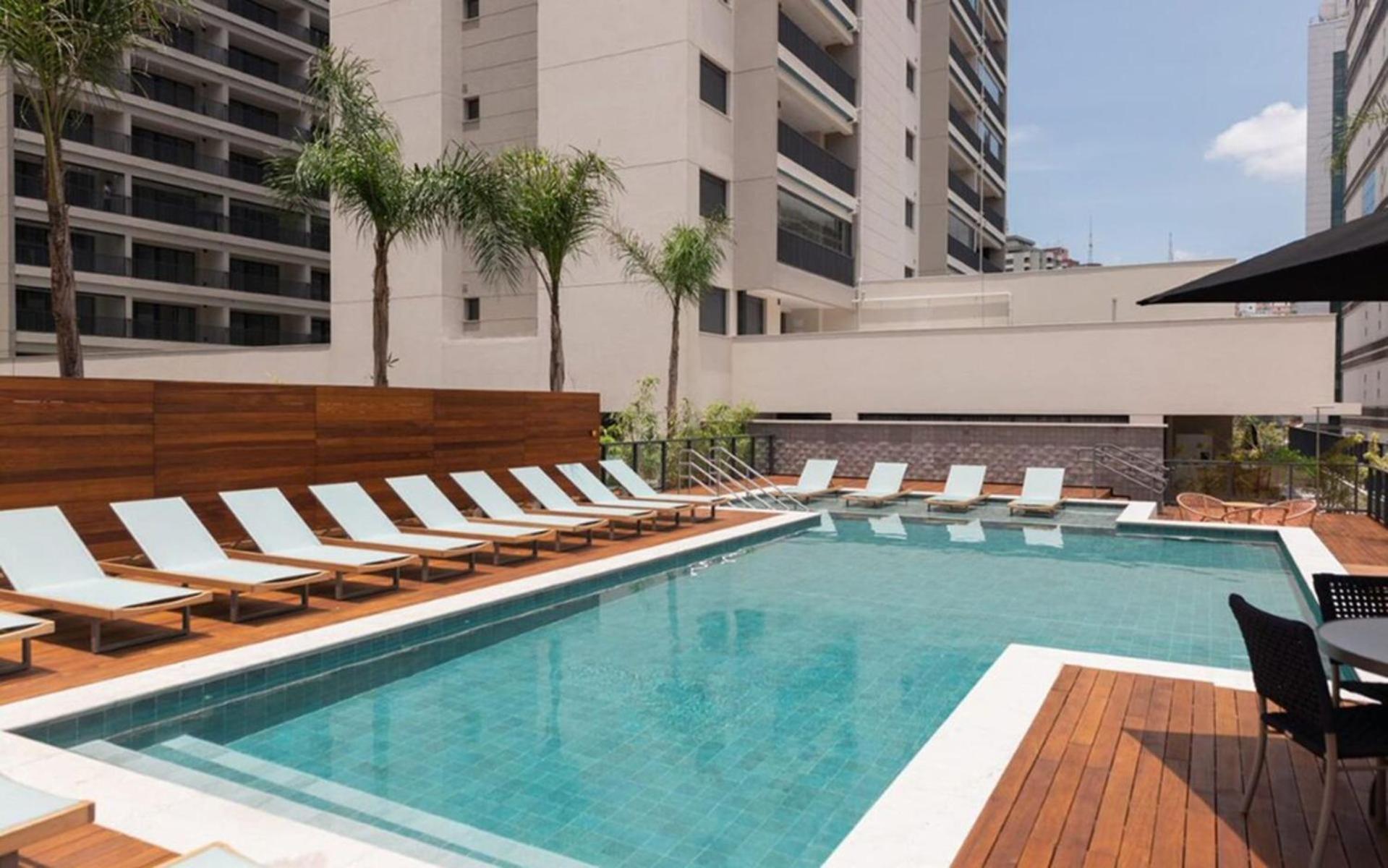 Studio com coworking, piscina e vista da cidade