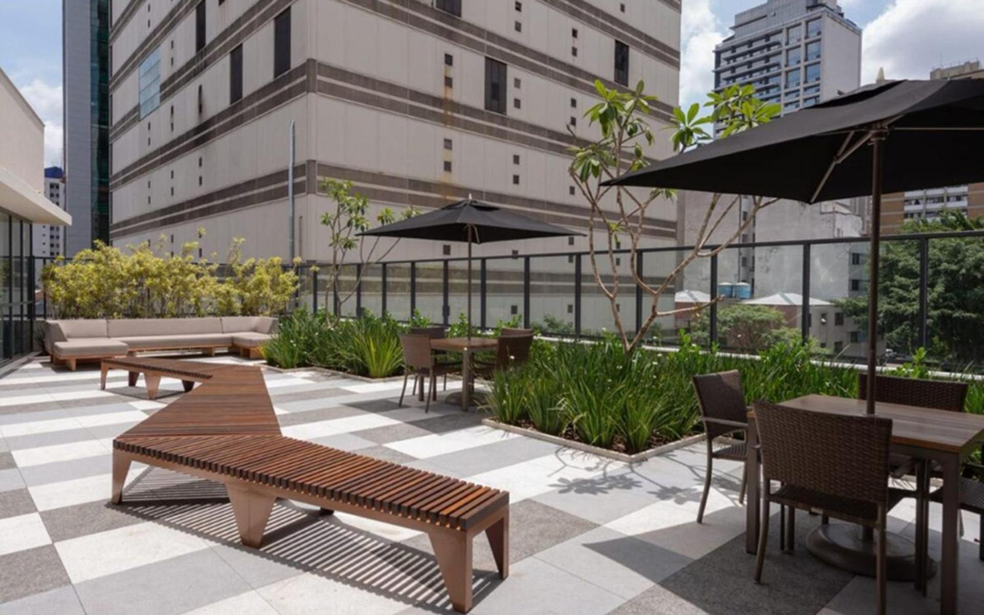 Studio com coworking, piscina e vista da cidade