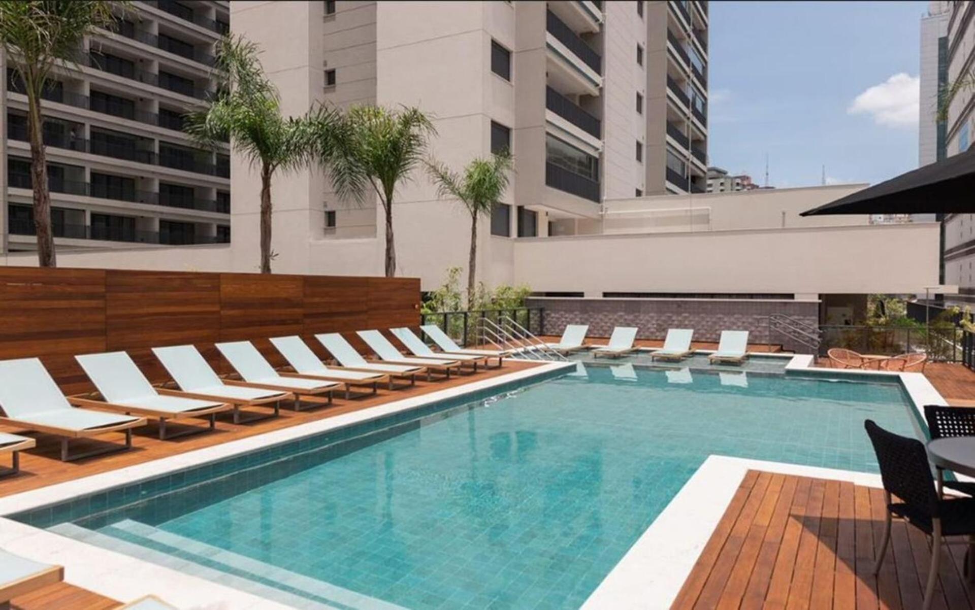 Studio com coworking, piscina e vista da cidade