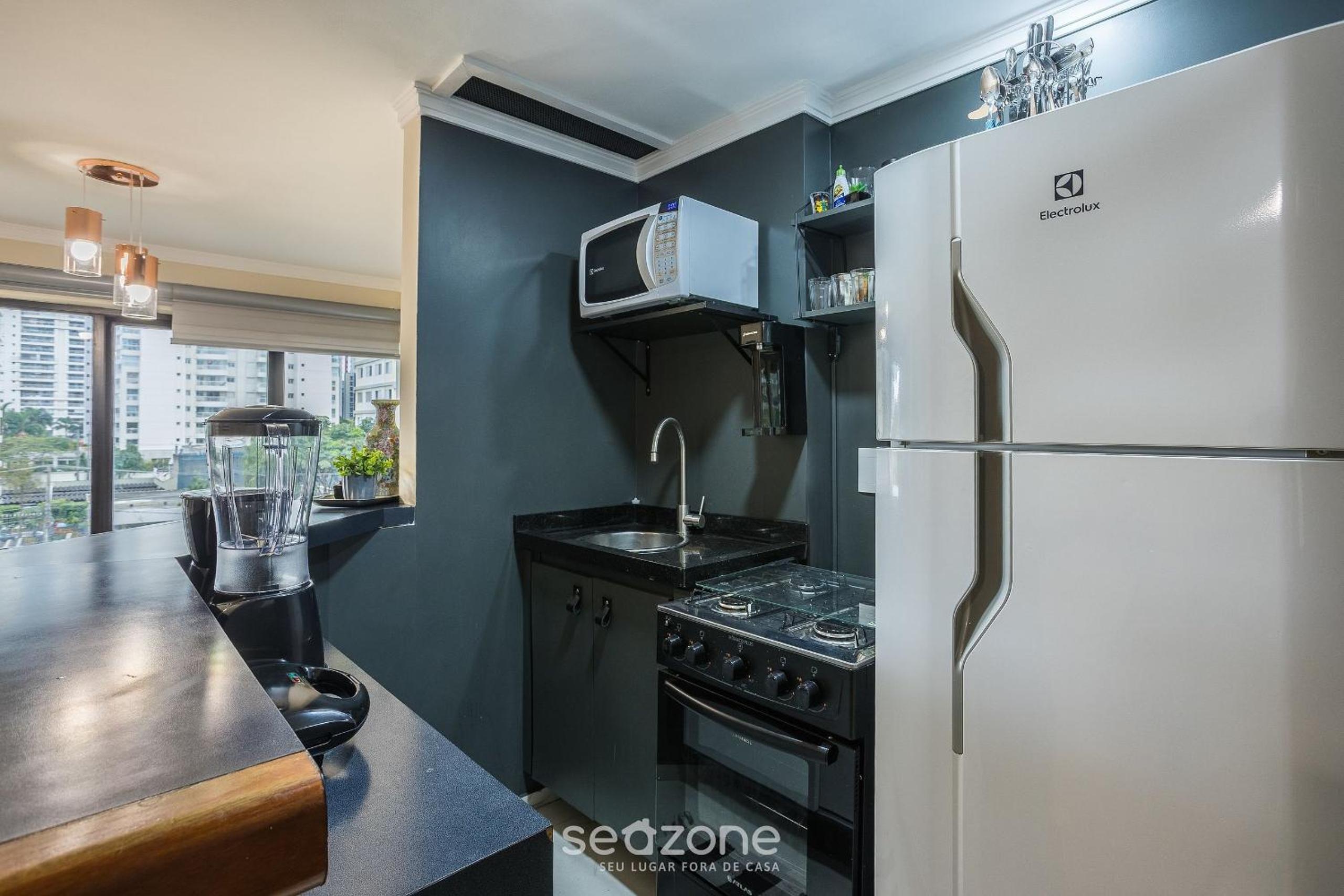 Apt with balcony, near Shopping Morumbi PPE0302